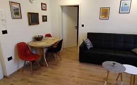 Cute Apartment Marla Art Close To Center